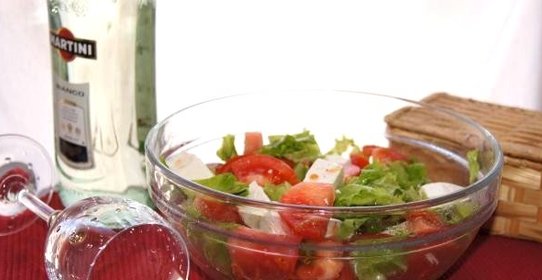 Салат с помидорами и сыром