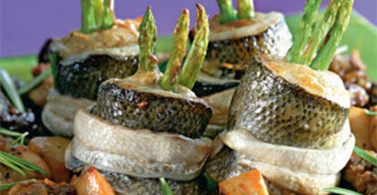 Тюрбаны из сибаса с белыми грибами и зеленой спаржей