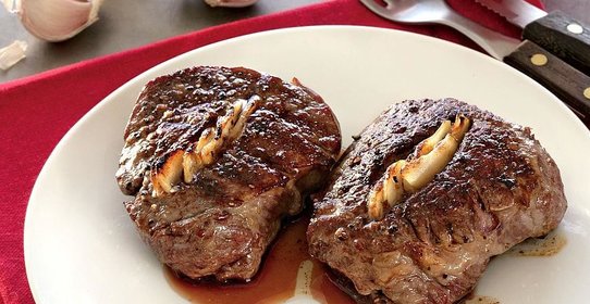 Бифштексы, фаршированные чесноком