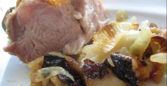 Свинина на луковой подушке