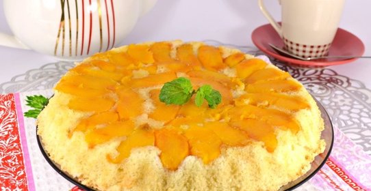 Шарлотка с персиками