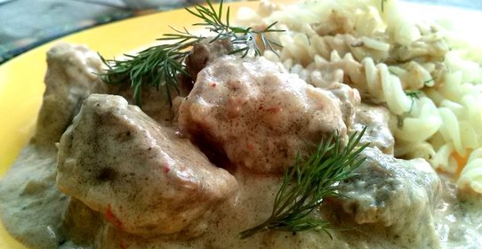 Говядина, тушенная в сметане