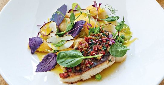 Баррамунди с горошком и мушмуллой