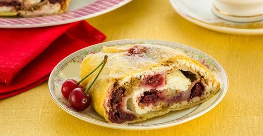 Штрудель с творожно-вишневой начинкой