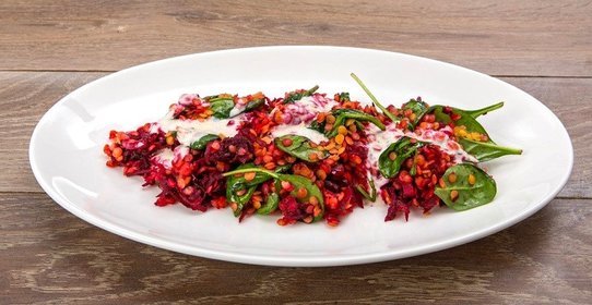 Чечевица со свеклой, шпинатом и йогуртной заправкой