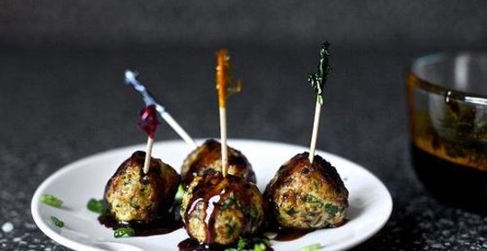 Фрикадельки с луком и имбирным соусом