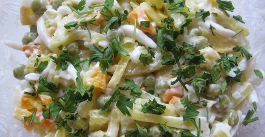 Салат из кальмаров с горошком