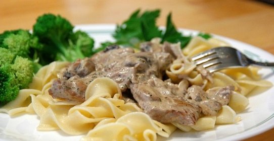 Бефстроганов с грибами и луком
