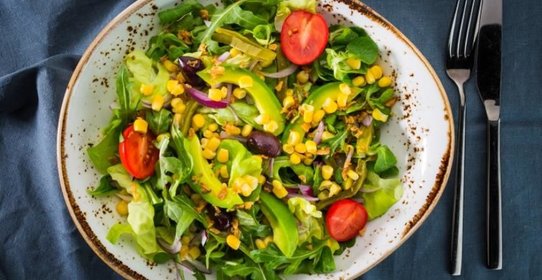 Зеленый салат с кукурузой и авокадо