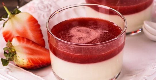 Ванильная панна котта с клубничным соусом