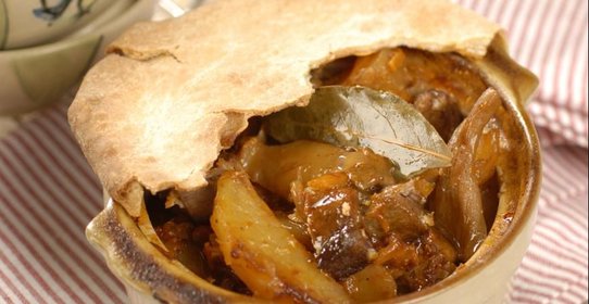 Жаркое с мясом и грибами в горшочках