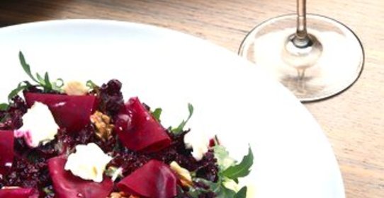 Салат из свеклы и грецких орехов под соусом «Ремулад»