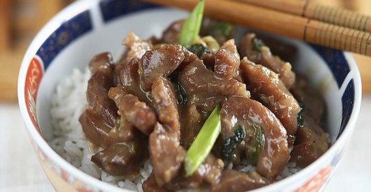 Стир-фрай из свинины с зеленым луком