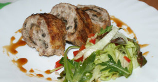 Куринный рулет с белыми грибами