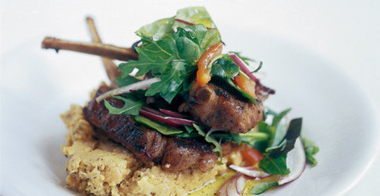 Ягненок на гриле с салатом и пюре из нута