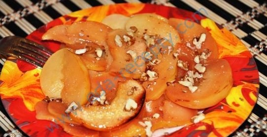 Запеченная айва с грецкими орехами