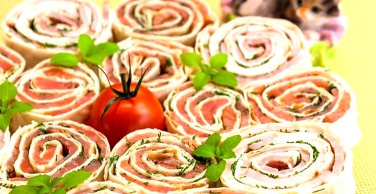 Рулетики из лаваша с семгой и ветчиной