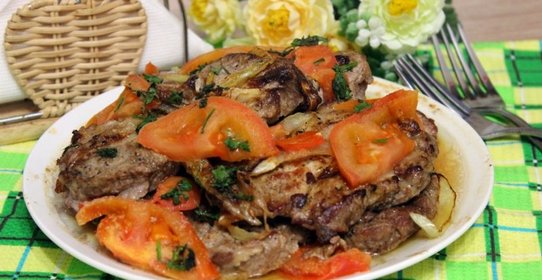 Свинина с помидорами и кинзой