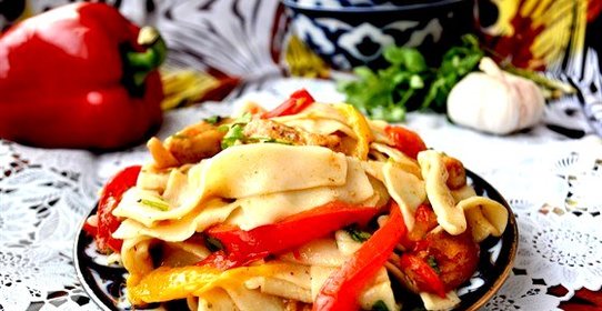 Салат с домашней лапшой и курицей