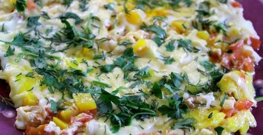Яичница с сыром и овощами