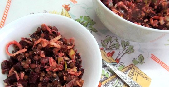 Салат с чечевицей и свеклой