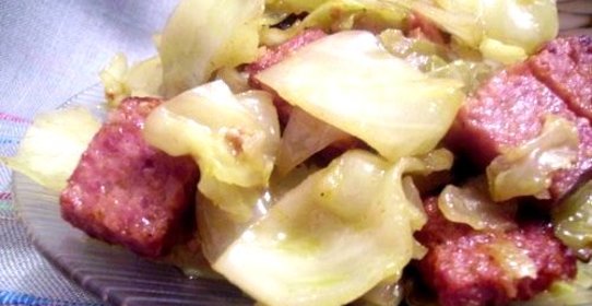 Тушеная капуста с салями