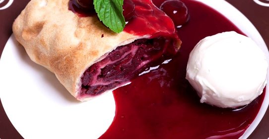 Штрудель с вишней и миндалем