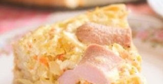 Пирог с квашеной капустой и сосисками