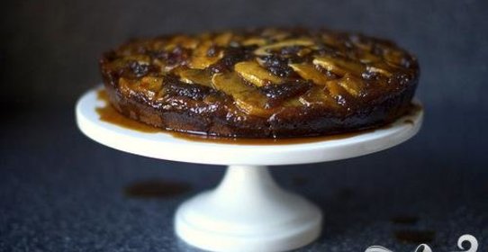 Перевернутый яблочный пирог с медом и имбирем