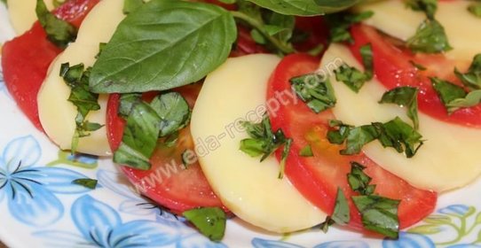 Салат с сыром и помидорами