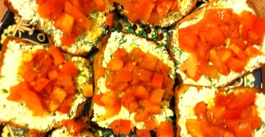 Тосты с творогом, чесноком и зеленью