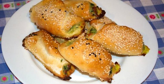 Домашние здобные рулетики с брынзой и шпинатом