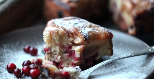 Яблочный пирог с клюквой и коричным сахаром