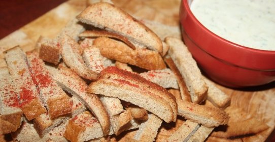 Дарницкие сухарики с соусом на основе йогурта