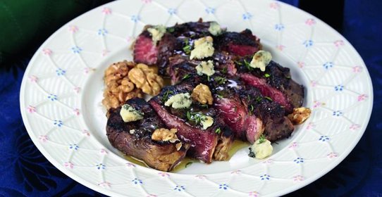 Стейк с орехами и голубым сыром