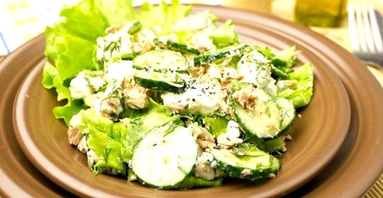 Зелёный салат с тунцом и сыром Фета