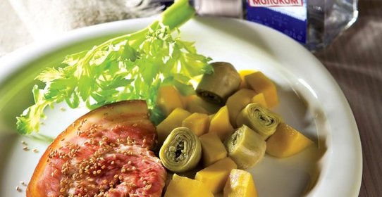 Грудинка с кунжутом, репой и артишоками