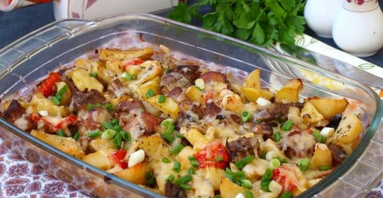 Свинина с шампиньонами и картофелем в духовке