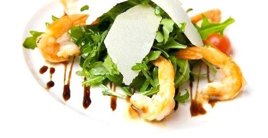 Салат с рукколой, креветками, вяленными помидорами и кедровыми орехами