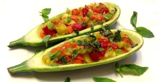 Фаршированный овощами кабачок