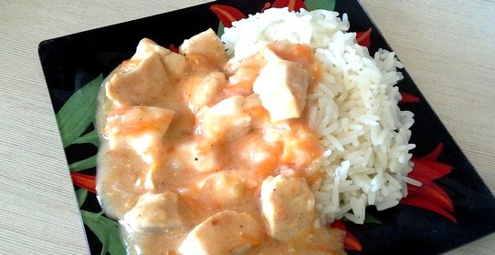 Гуляш из куриной грудки с помидорами