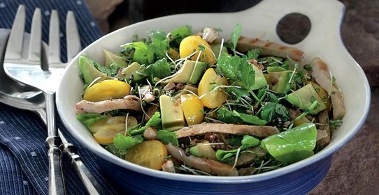 Свинина барбекю в салате из авокадо