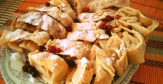 Штрудель с яблоками, корицей и пломбиром
