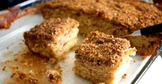 Пирог с корицей и ореховой посыпкой