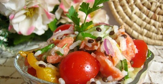 Салат с рисом, сёмгой и овощами