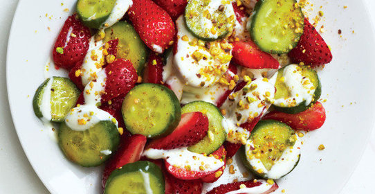 Салат с клубникой, огурцом и сметаной