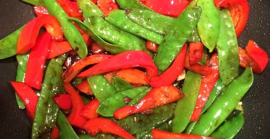 Cтир-фрай из зеленого горошка с соусом кесап манис