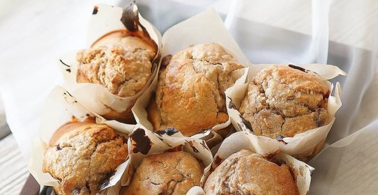 Овсяные маффины с вишней и кокосом