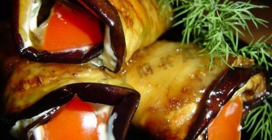 Рулетики из баклажанов с помидорами и чесноком