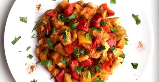 Паприкаш с зелеными яблоками из курицы